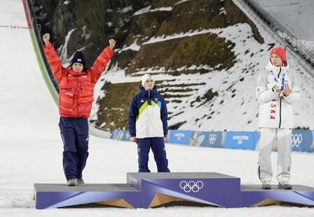 　男子個人ラージヒルで銀メダルを獲得し、表彰台に上がる二階堂蓮（左）＝プレダッツォ（共同）