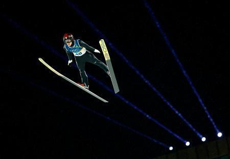 　男子個人ラージヒル　二階堂蓮の１回目の飛躍＝プレダッツォ（共同）