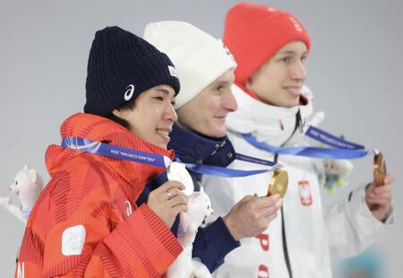 銀メダルを手に笑顔の二階堂蓮（左）＝撮影・吉澤敬太