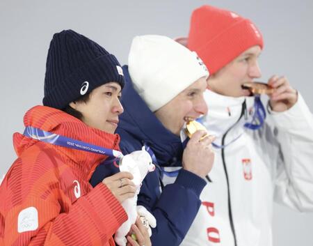 銀メダルを手に微笑む二階堂蓮（撮影・吉澤敬太）