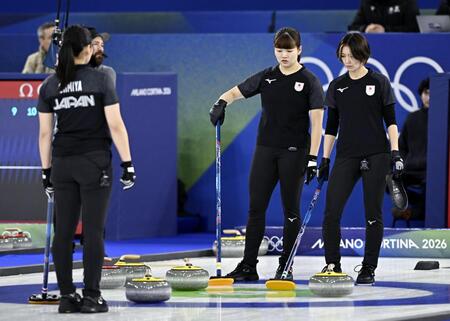 　日本－米国　第６エンド、作戦を練る吉村（右）と小谷＝コルティナダンペッツォ（共同）