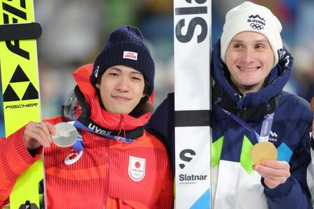 銀メダルを獲得し微笑む二階堂蓮。右はスロベニアのプレブツ（撮影・吉澤敬太）