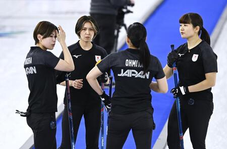 　日本－米国　第８エンドに３点を奪われ、厳しい表情の吉村（左から２人目）ら＝コルティナダンペッツォ（共同）