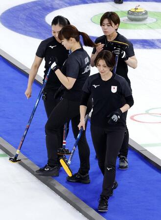 　日本－米国　第８エンドに３点を奪われ、厳しい表情の吉村（手前）ら＝コルティナダンペッツォ（共同）