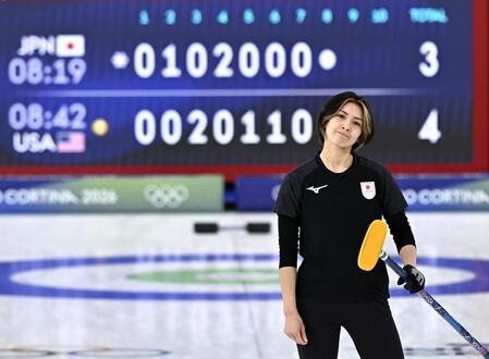 　日本－米国　第８エンドの最終ショット後、厳しい表情を見せる吉村。３点を奪われた＝コルティナダンペッツォ（共同）