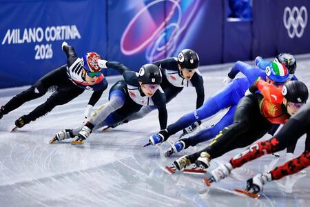 男子１５００メートル準決勝　滑走する（左２人目から）宮田将吾と渡辺啓太＝ミラノ（共同）