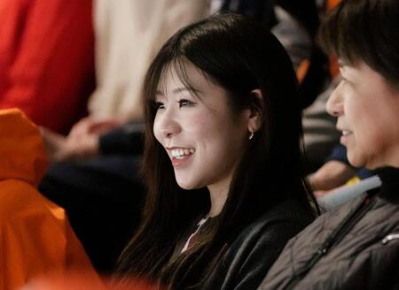 新濱立也が出場するスピードスケート男子５００メートルの観戦に訪れた妻の吉田夕梨花（共同）