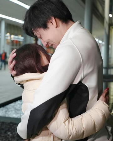 スピードスケート男子５００メートルのレース後、妻の吉田夕梨花（左）を抱きしめる新濱立也（共同）