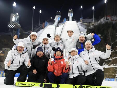 チームスタッフと共に銀メダル獲得を喜ぶ二階堂蓮（中央）＝撮影・吉澤敬太