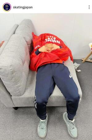 　仮眠をとる鍵山。日本スケート連盟の公式インスタグラム（ｓｋａｔｉｎｇｊａｐａｎ）より