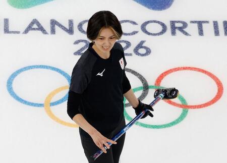 日本－米国　第８エンドの最終ショット後、厳しい表情を見せる吉村。３点を奪われた＝コルティナダンペッツォ（共同）