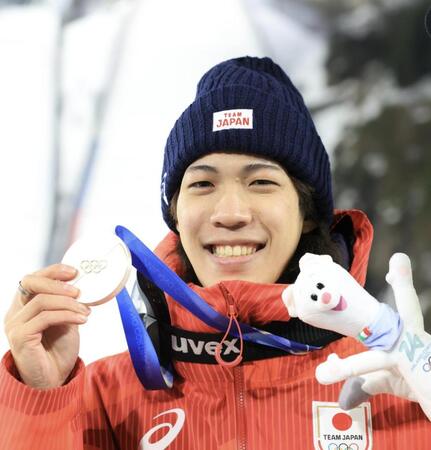 銀メダルを手に笑顔の二階堂蓮（撮影・吉澤敬太）
