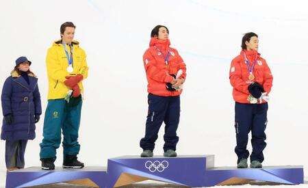 　脱帽して国歌を聴く（右から）銅メダルの山田琉聖、金メダルの戸塚優斗、銀メダルの豪州のスコット・ジェームズ＝１３日