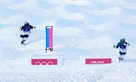 男子デュアルモーグル１回戦　コブを攻める藤木豪心（左）＝リビーニョ（共同）