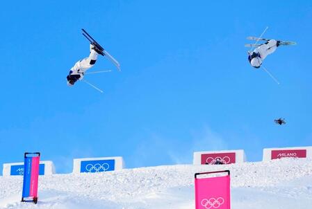 第１エアを決める藤木豪心（左）