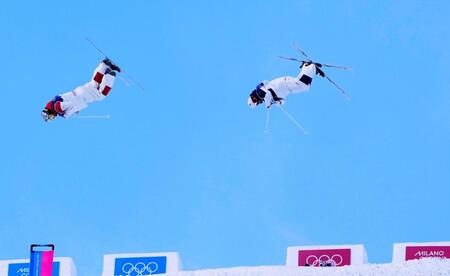 第１エアを決める島川拓也（右）＝リビーニョ（共同）