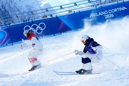 コブを攻める島川拓也（手前）