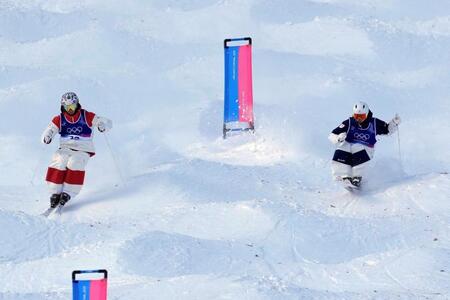 コブを攻める島川拓也（右）＝リビーニョ（共同）