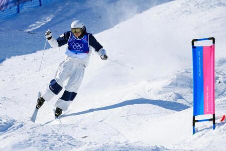 決勝　バランスを崩す堀島行真＝リビーニョ（共同）