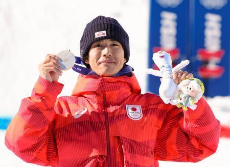 　ミラノ・コルティナ冬季五輪のフリースタイルスキー男子デュアルモーグルで銀メダルを獲得した堀島行真＝１５日、イタリア・リビーニョ（共同）