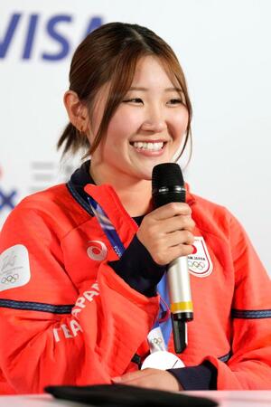 銅メダルを胸に記者会見するスノーボード女子ハーフパイプの小野光希＝15日、イタリア・ミラノ（共同）
