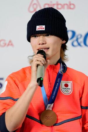 銅メダルを胸に記者会見するスノーボード男子ハーフパイプの山田琉聖＝15日、イタリア・ミラノ（共同）