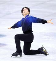 　フィニッシュのポーズを決める鍵山優真（共同）