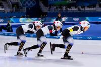 女子団体追い抜き１回戦　滑走する（右から）高木美帆、佐藤綾乃、堀川桃香（共同）