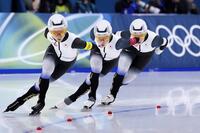 滑走する（左から）高木美帆、佐藤綾乃、堀川桃香（写真提供・共同通信社）