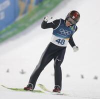 大ジャンプを決め、ほえる二階堂蓮＝プレダッツォ・ジャンプ競技場（撮影・吉澤敬太）