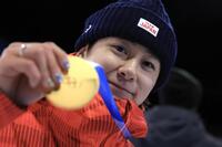 金メダル手に微笑む戸塚優斗（撮影・吉澤敬太）