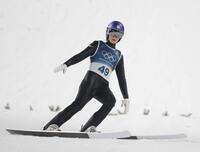 飛躍し着地した小林陵侑（撮影・吉澤敬太）