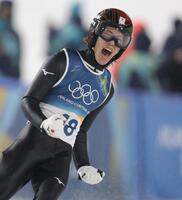 大ジャンプを決め、ほえる二階堂蓮＝プレダッツォ・ジャンプ競技場（撮影・吉澤敬太）