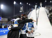 メダルを決める大ジャンプを決め、中村直幹（左）、小林陵侑（右）と抱き合う二階堂蓮（撮影・吉澤敬太）