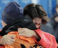 「ごめん」と言って学さんに抱きつき号泣する二階堂蓮（撮影・吉澤敬太）