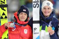 銀メダルを獲得し微笑む二階堂蓮。右はスロベニアのプレブツ（撮影・吉澤敬太）