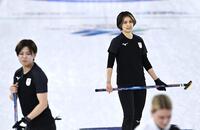 　日本－米国　第８エンドに３点を奪われ、厳しい表情の吉村（右）＝コルティナダンペッツォ（共同）