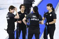 　日本－米国　第８エンドに３点を奪われ、厳しい表情の吉村（左から２人目）ら＝コルティナダンペッツォ（共同）