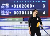 　日本－米国　第８エンドの最終ショット後、厳しい表情を見せる吉村。３点を奪われた＝コルティナダンペッツォ（共同）