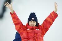 　男子個人ラージヒルで銀メダルを獲得し、涙ぐみながら声援に応える二階堂蓮＝プレダッツォ（共同）