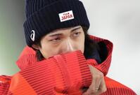 　男子個人ラージヒルで金メダルを逃し、表彰式の前に涙ぐむ二階堂蓮＝プレダッツォ（共同）