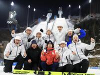 チームスタッフと共に銀メダル獲得を喜ぶ二階堂蓮（中央）＝撮影・吉澤敬太