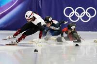 中国のリュウが転倒して宮田（５）らが抜く（写真提供・ＡＰ／アフロ）