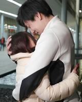 スピードスケート男子５００メートルのレース後、妻の吉田夕梨花（左）を抱きしめる新濱立也（共同）