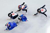 男子１５００メートル準決勝　滑走する宮田将吾（左上）と渡辺啓太（右端）＝ミラノ（共同）
