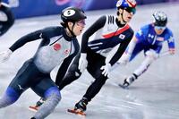 男子１５００メートル準決勝　レースを終えた宮田将吾（左）＝ミラノ（共同）