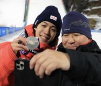 銀メダルを手に父の学さん（右）と記念撮影する二階堂蓮（撮影・吉澤敬太）