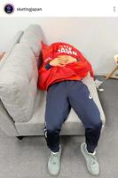 　仮眠をとる鍵山。日本スケート連盟の公式インスタグラム（ｓｋａｔｉｎｇｊａｐａｎ）より