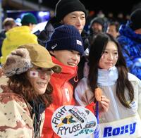 家族に囲まれ、笑顔を見せる山田琉聖（中央）＝１３日