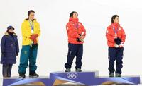 　脱帽して国歌を聴く（右から）銅メダルの山田琉聖、金メダルの戸塚優斗、銀メダルの豪州のスコット・ジェームズ＝１３日